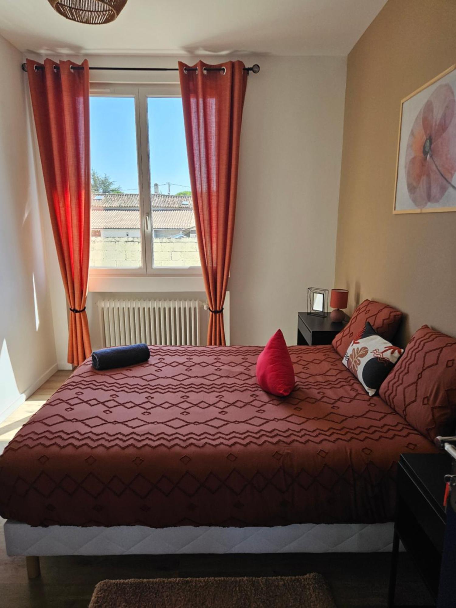 Maison Spacieuse Privatisee Ou A La Chambre - Places De Parking Saint-Michel  Exterior photo
