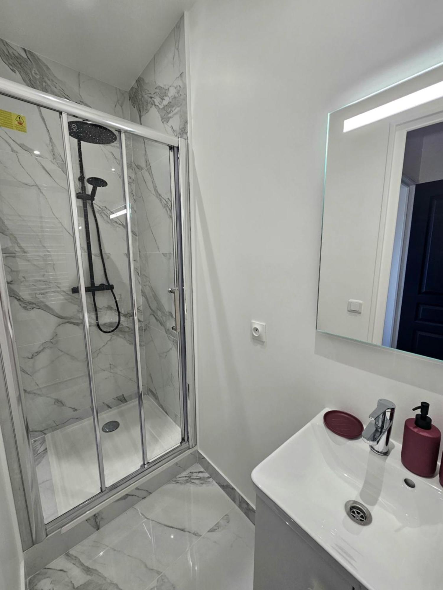 Maison Spacieuse Privatisee Ou A La Chambre - Places De Parking Saint-Michel  Exterior photo